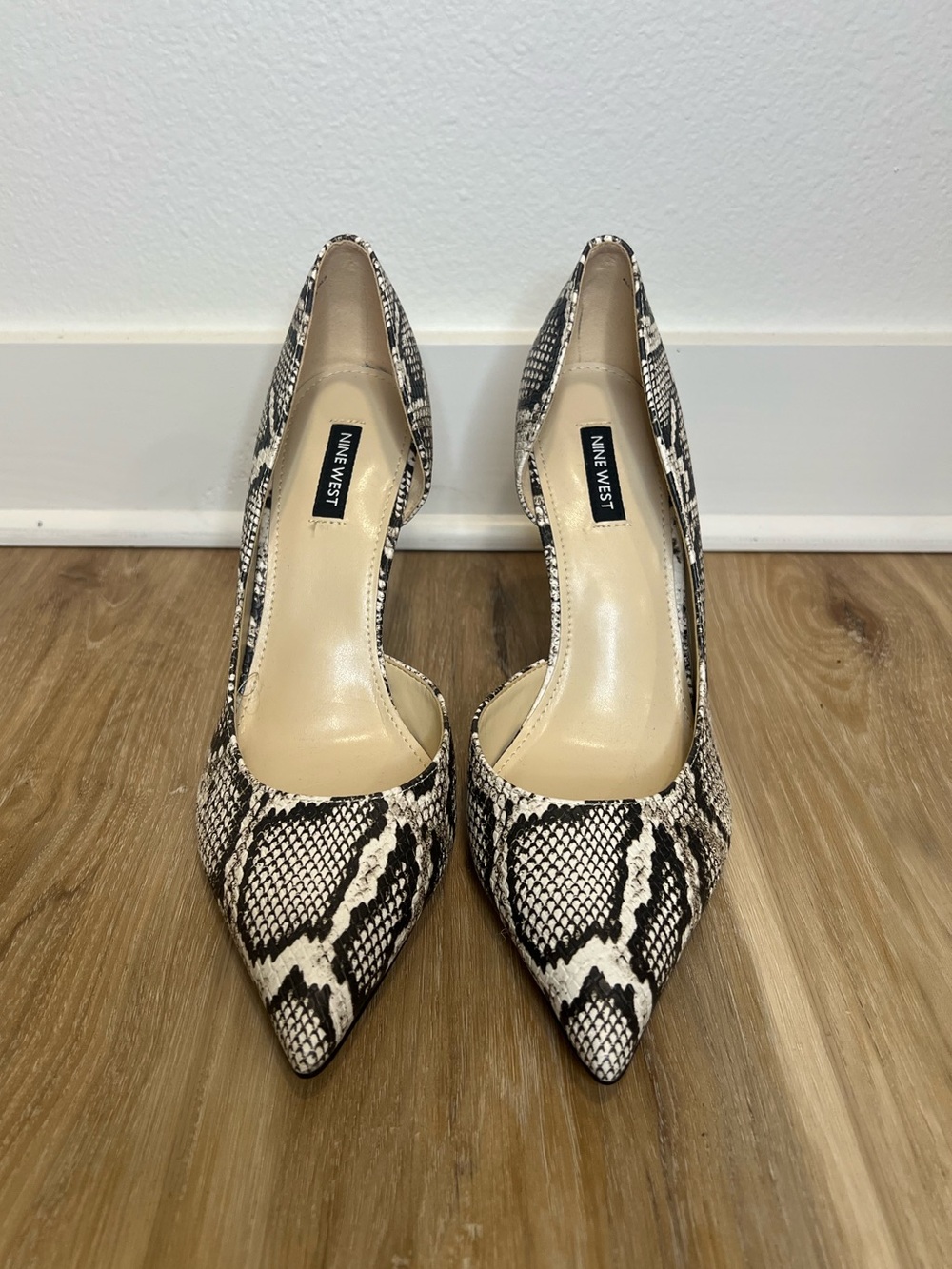 Nine West Women's Snake Print Pointed Toe Pumps in Black & White Size 10